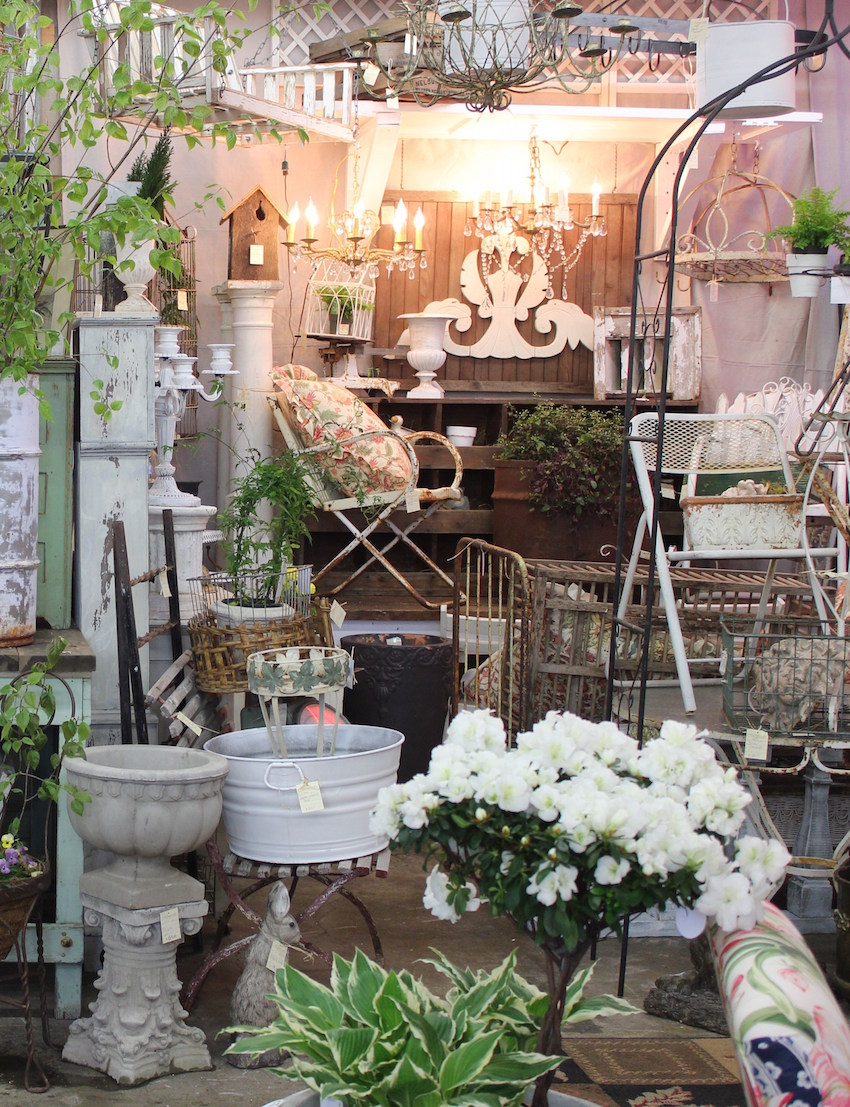 Photo Of Garden Decor And Goods At Antique Dealer's Shop In Portland, Oregon Photo Of Garden Decor And Goods At Antique Dealer's Shop In Portland, Oregon - Monticello Antique Marketplace